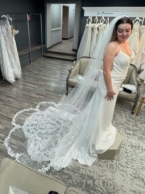 Mori Lee White Lace Bridal Gown WITH Long Scalloped Veil